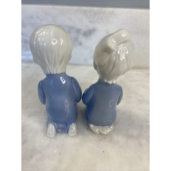Vintage Pair Praying Children Boy Girl Blue White Porcelain Figurines - Picture 4 of 9